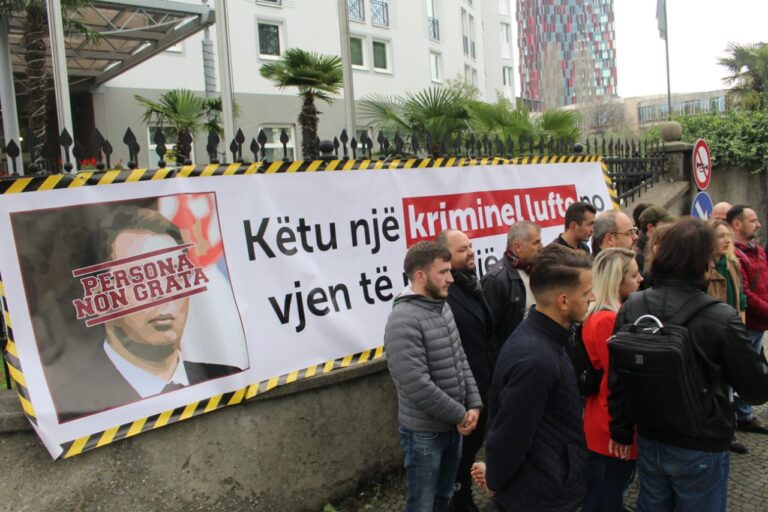 Vetëvendosja e pret me protesta Presidentin serb Vuçiç: Non grata në Tiranë!