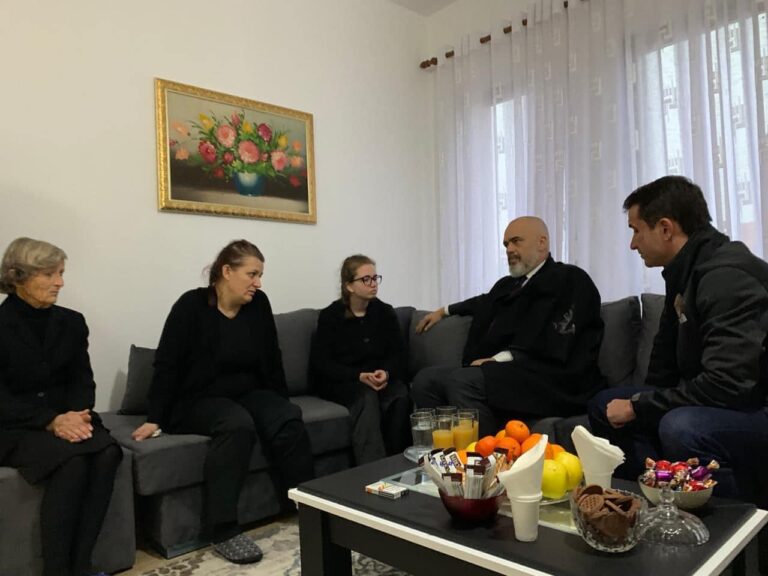 “E pashë të vdekur”, Rama në familjen e Xhesikës, që humbi jetën nga tërmeti. Motra shpërthen në lot: Nuk më lejuan ta…