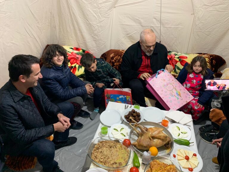 Darka e Vitit të Ri, Veliaj dhe Rama në çadër pranë familjes Shkalla