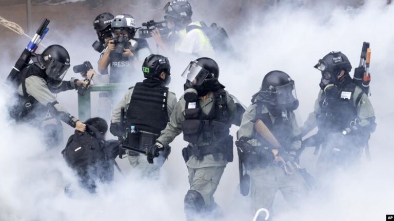 Policia bllokon 10 milionë dollarë donacione për protestuesit
