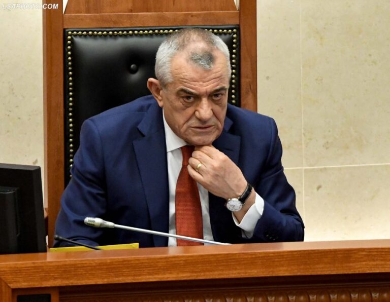 Ruçit i mbetet Malaj në mendje, e ngatërron me Ahmetajn, nuk e mbajnë nervat me ministrat: Do t’ju nxjerr jashtë!