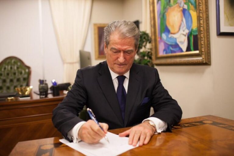 Berisha: Edvin Mafia zhgërryhet në luksin e vilës, invalidët mbeten pa ilaçe dhe kafshatën e gojës
