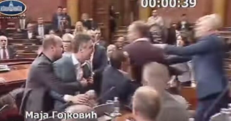Grushte dhe sharje edhe në parlamentin serb (Video)