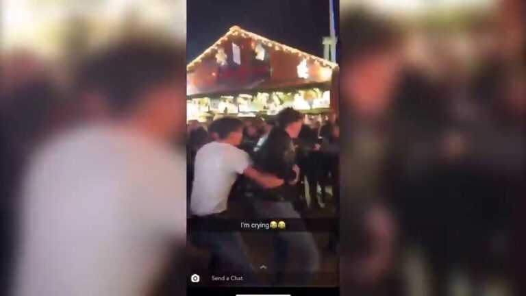 VIDEO/ Nuk kursehen grushtet, rruga kthehet në arenë boksi