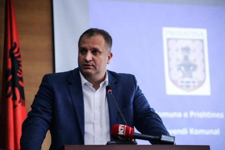 Kërcënohet në zyrë kryebashkiaku i njohur, policia nis hetimet