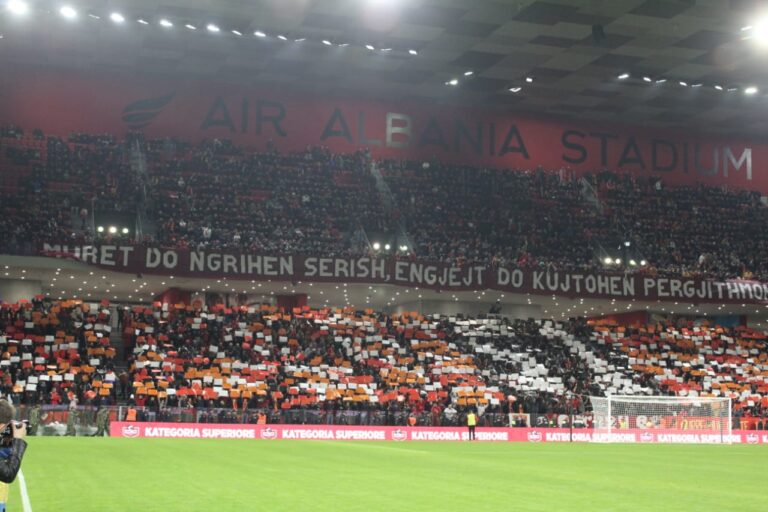 “Muret do ngrihen sërish, engjëjt do kujtohen përgjithmonë”, tifozët e Partizanit dedikim viktimave të tërmetit. Ja çfarë ndodhi në stadium