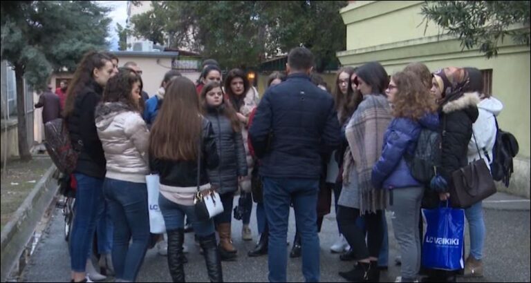 Debati për kartat, studentët e “Luigj Gurakuqit” kritika bashkisë e universitetit