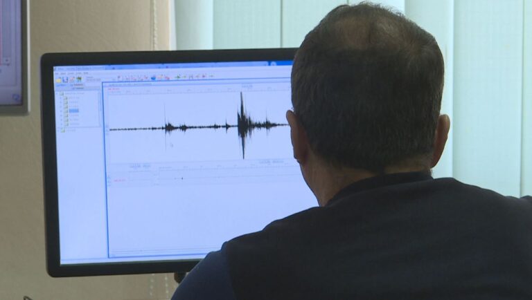 Tronditet Shqipëria, lëkundje të forta tërmeti. Sizmologu: Nuk ka vend për panik