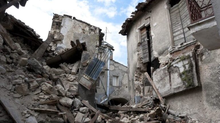 Zëri i Amerikës vëzhgim në Thumanë: Djersa e 30-40 viteve, nën gërmadha