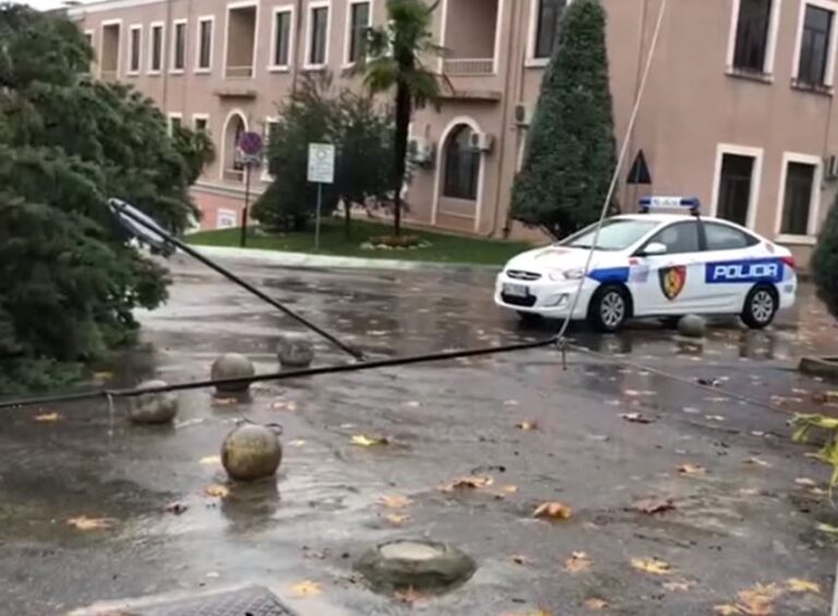 Reshjet e shiut përmbysin rrugët në kryeqytet, Lana rrezikon daljen nga shtrati