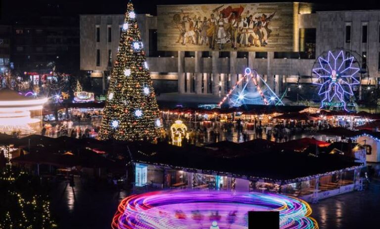 Tirana bëhet gati për të mirëpritur festat e fundvitit, ja si po ndryshon sheshi “Skënderbej”