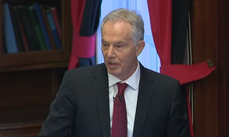 Tony Blair kritikon laburistët