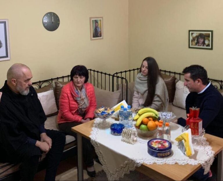 Iu prish shtëpia nga tërmeti, Rama dhe Veliaj vizitojnë familjen Vladi: 1118 familje përfituan bonus qiraje