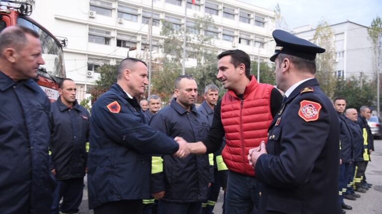 Humbi 6 familjarët në Thumanë, Veliaj takon zjarrfikësin e Tiranës: Të jemi dy herë mirënjohës!