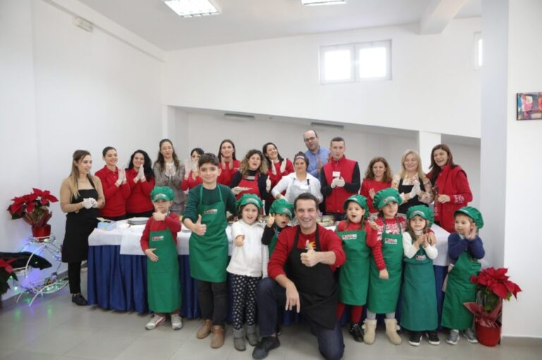 Bashkia e Tiranës shtron drekë për familjet në nevojë me rastin e Krishtlindjes