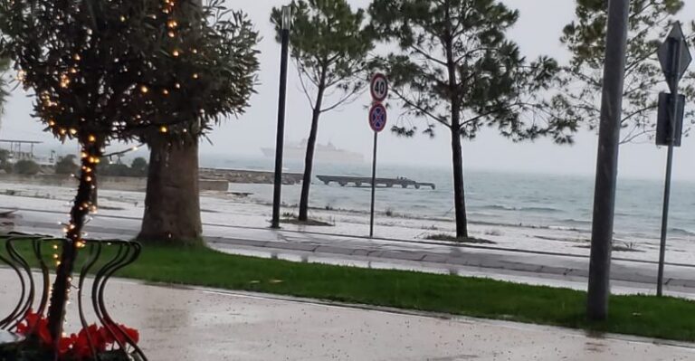 15 orë në pritje/ Qindra pasagjerë në Vlorë ende në bord, trageti nuk ankorohet dot prej motit të keq