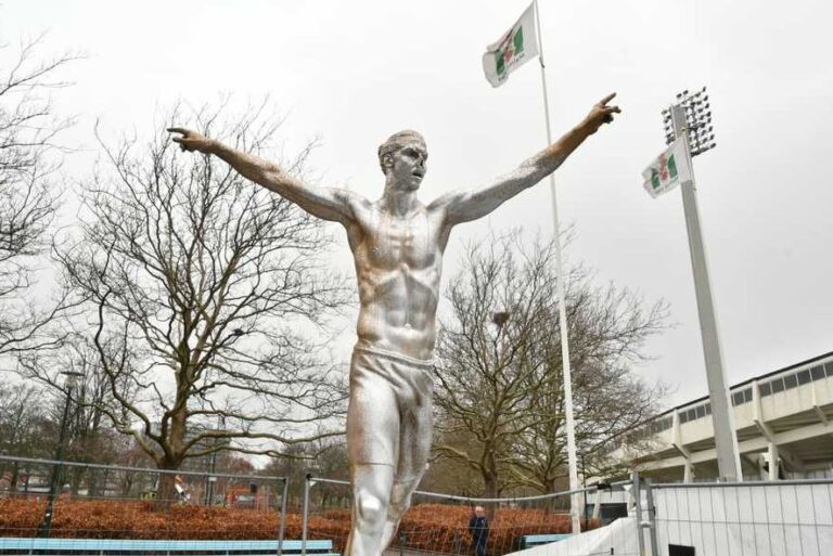 FOTO/ Tifozët masakrojnë statujën e Ibrahimovic