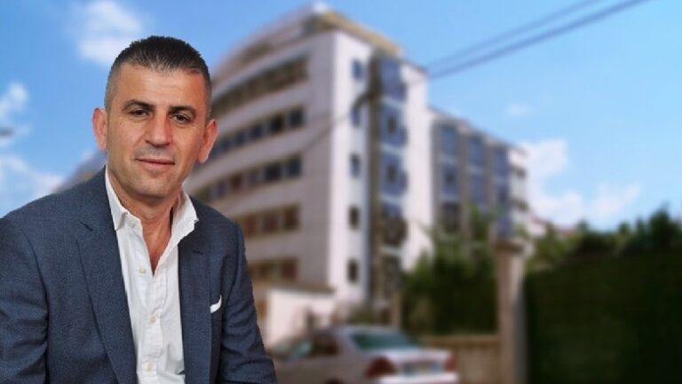 Lirohet Agim Kajmaku, merr pafajësinë nga Gjykata e Fermos. U kap me 20 kg drogë në një vazo me lule