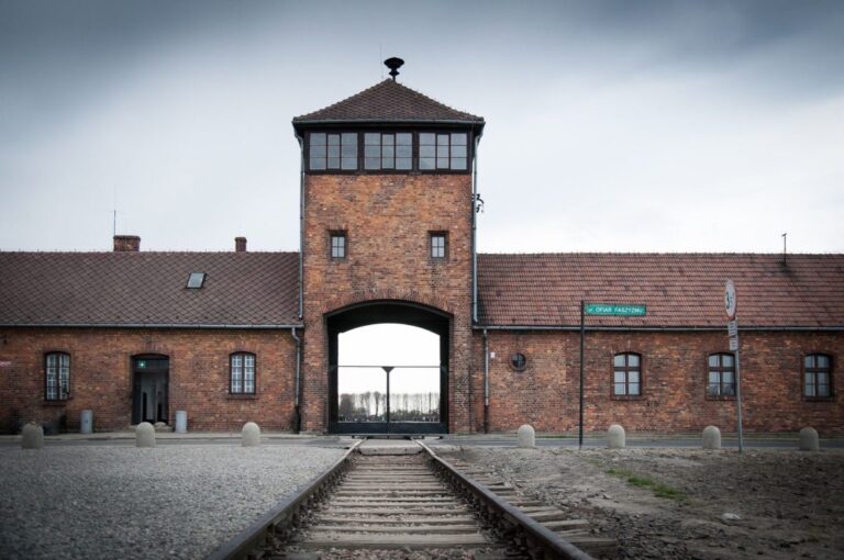 Historia e Holokaustit po rishkruhet