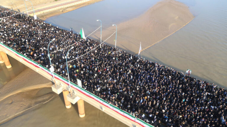 Iran/3 ditë zi kombëtare, mijëra qytetarë i japin lamtumirën Gjeneralit