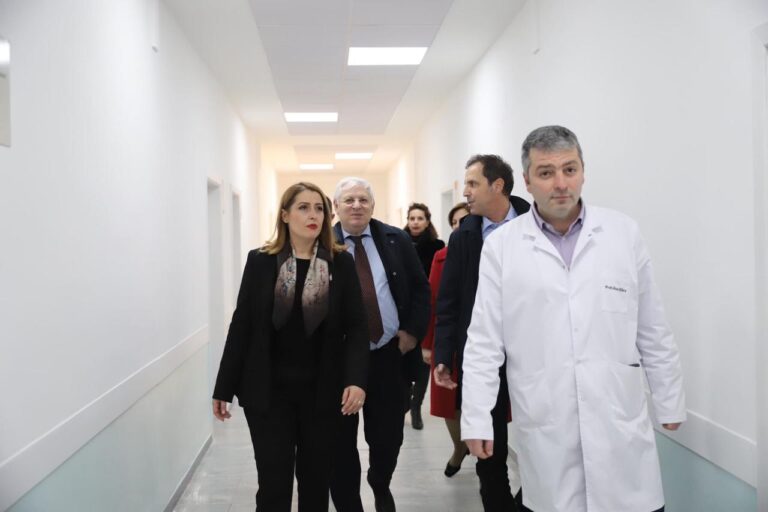 2268 mjekë, infermierë, farmacistë i përgjigjen Manastirliut