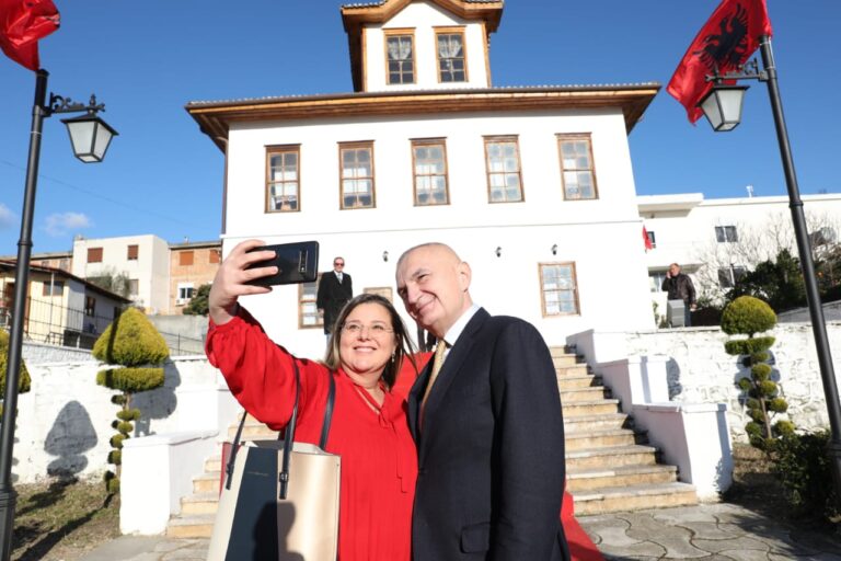 Presidenti Meta dhe gazetarja e njohur Anila Basha foto para shtëpisë së Kongresit të Lushnjës