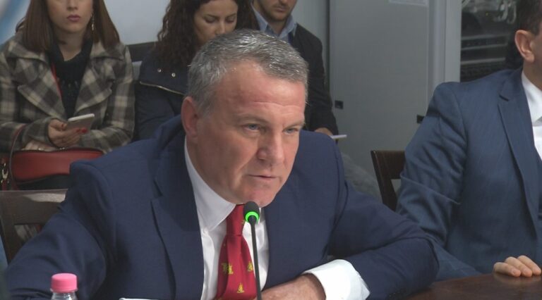 Rikthehet Arben Malaj, ish-ministri socialist i Financave në krah të Agron Dukës dhe përballë Ramës