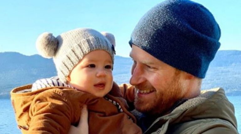 Archie në krahët e Harry, sa shumë ngjason me Meghan!