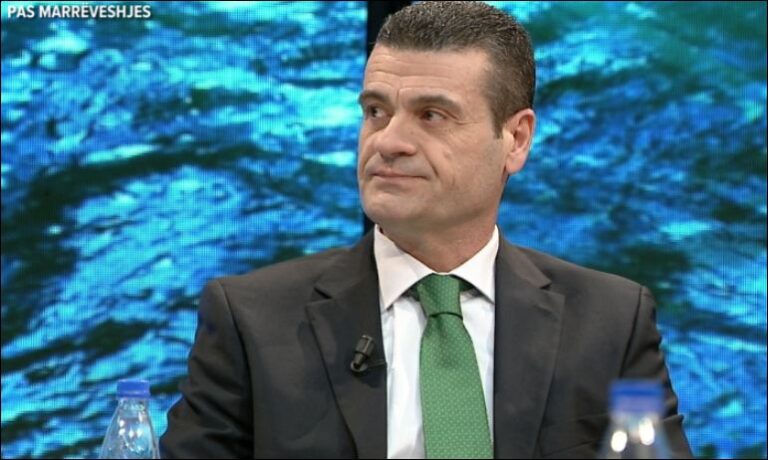 Astrit Patozi, Ramës: Boll me këtë spektakël të shëmtuar duke prit vaksina në aeroport!