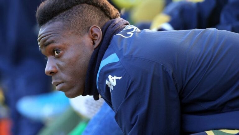 FOTO/ 2020-ta nis ters për Balotellin, përplas makinën me garazhin e komshiut