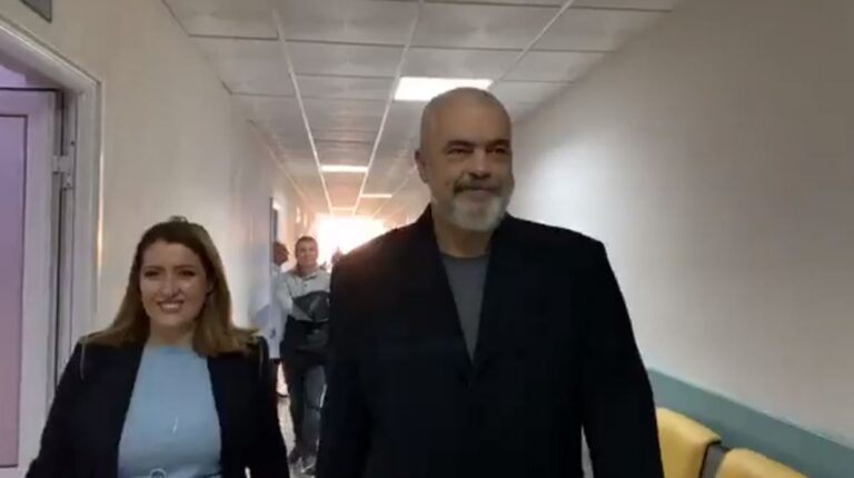 Spitali i Vlorës, Rama: Lentet e syve për të moshuarit janë falas