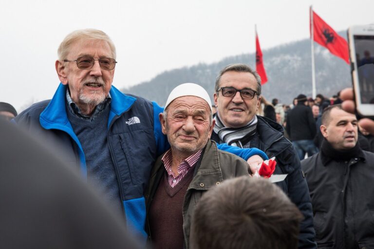Ambasadori Walker nderohet me titullin “Krenaria e kombit shqiptar”