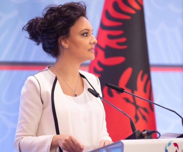 Elisa Spiropali bëhet nënë për herë të dytë, zbulon emrin e veçantë të bebit