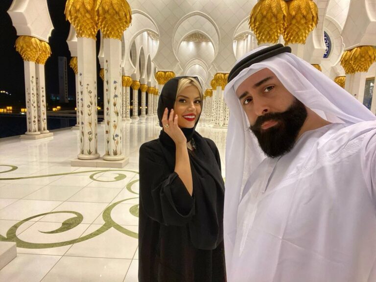 Geti një sheik në Abu Dhabi, Marina e mbuluar dhe me veshje tradicionale