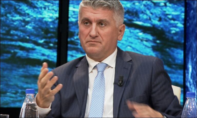 “Paraja në dorë të horrit”, Gjekmarkaj pas videos së kryebashkiakut Alla: Kulmi i dekadencës së shtetit shqiptar në 30 vite liri