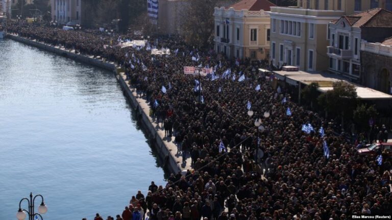 Mijëra grekë protestojnë për çështjen e migrantëve