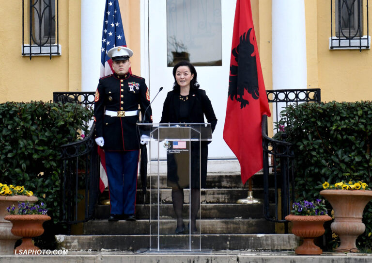 Ambasadorja e SHBA, Yuri Kim mesazh në shqip: Pres të punoj me udhëheqësit e vendit tuaj