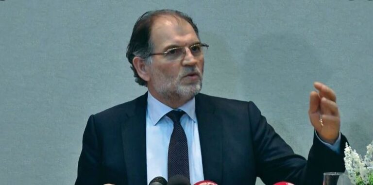 Koço Kokëdhima: Lërini shqiptarët të hyjnë në atdhe!