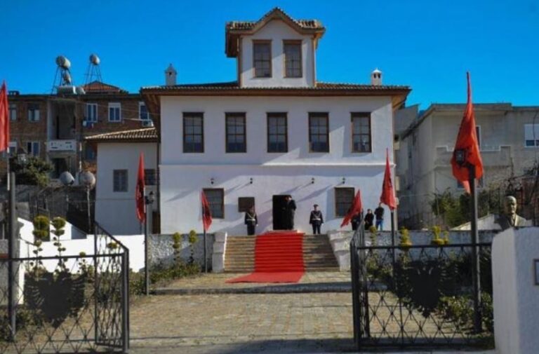 Presidenti vlerëson me dekoratë “Kongresin e Lushnjes”
