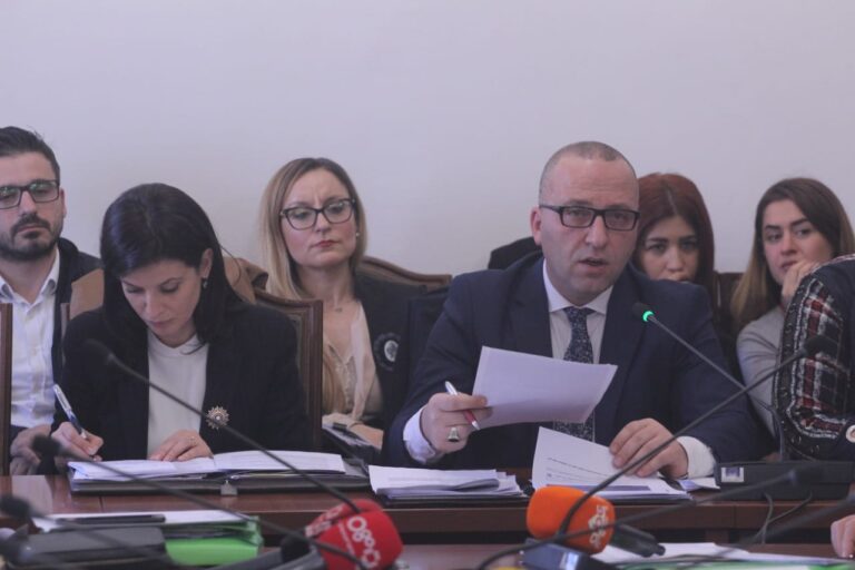 FOTO/ Debati – Këshilltari i Metës: Paketa “Anti-Shpifje”, e rrezikshme! Gjonaj: Dëgjoni, ose largohem nga Komisioni!