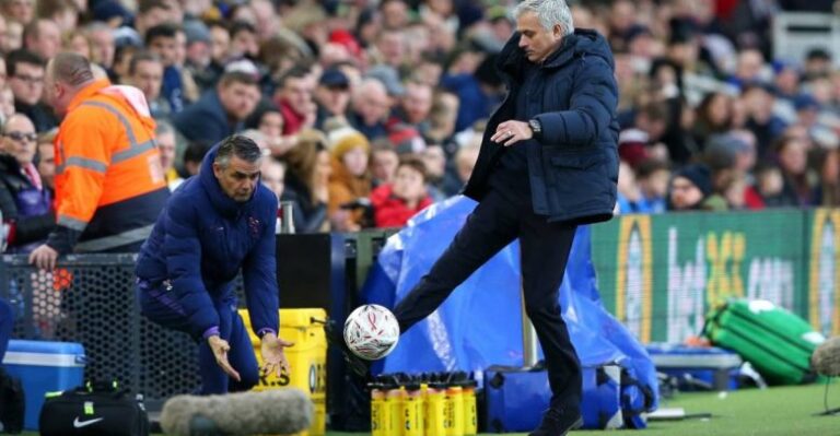 Mourinho shfryn edhe ndaj topit të “FA Cup”: Eshtë si një top plazhi…