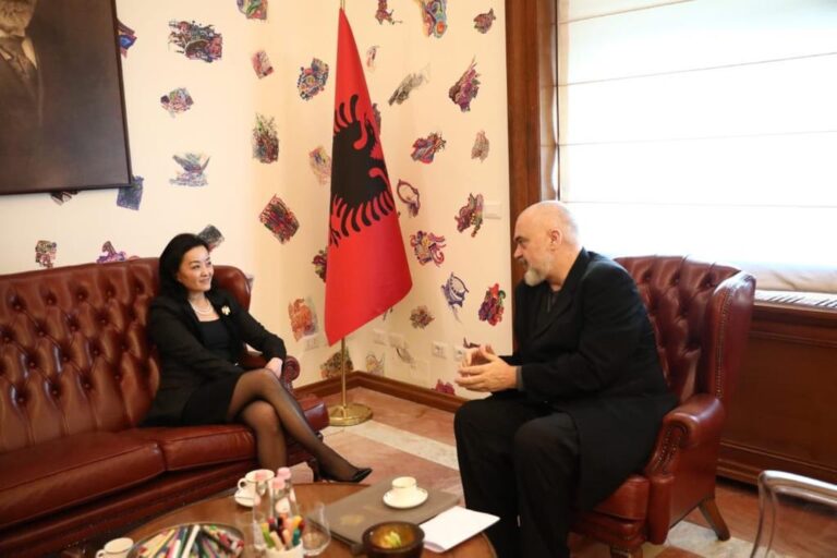 Video/ Ambasadorja Yuri Kim shkon në Kryeministri, takim me Edi Ramën