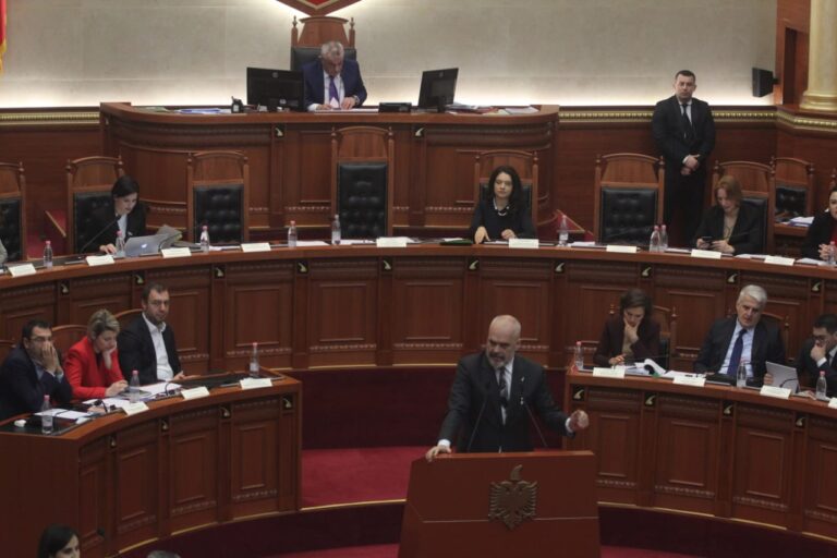 “As kamera, as gazetarë”: Kuvendi i mbyll dyert medias për 18 pika me rëndësi në rendin e ditës