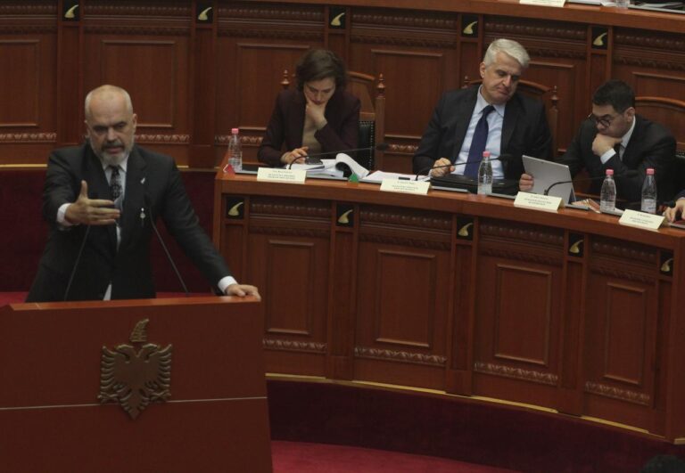 FOTOLAJM/ Edhe Majkos nuk ia mbushin mendjen ato që thotë Rama