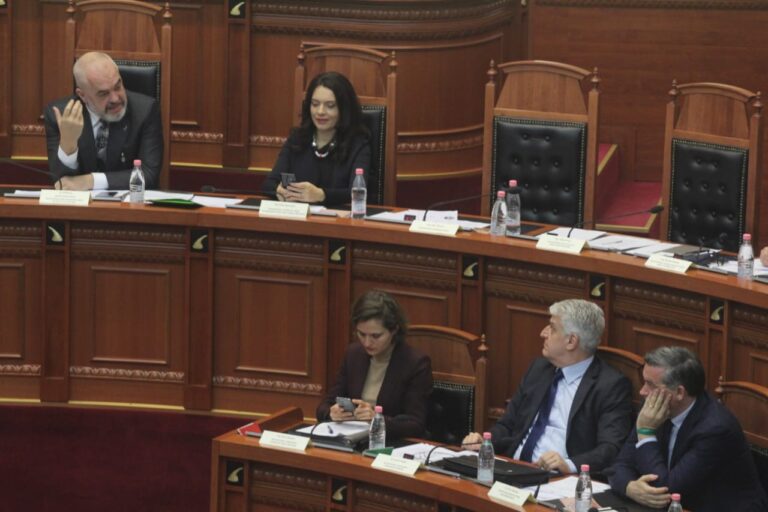 Rubrika gazmore/ Nga incidenti në konferencë te bisedat ‘nën zë’ në Parlament, çfarë nuk u pa këtë javë
