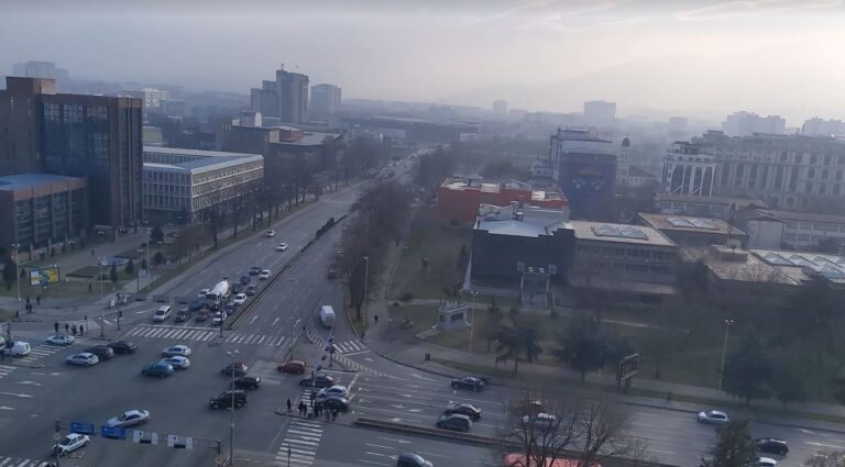 Shfuqizohen masat e jashtëzakonshme për ndotjen e ajrit në Shkup