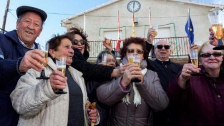 Ka edhe kështu…​festuan Vitin e Ri në mesditë që të mos rrinin zgjuar natën