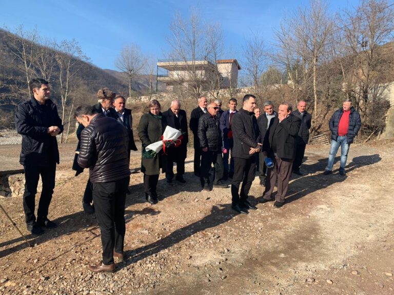 Tragjedia e Spatharit/ 41 vite pas vdekjes së 7 të rinjve aksionistë në Librazhd, lule dhe një memorial për t’i kujtuar