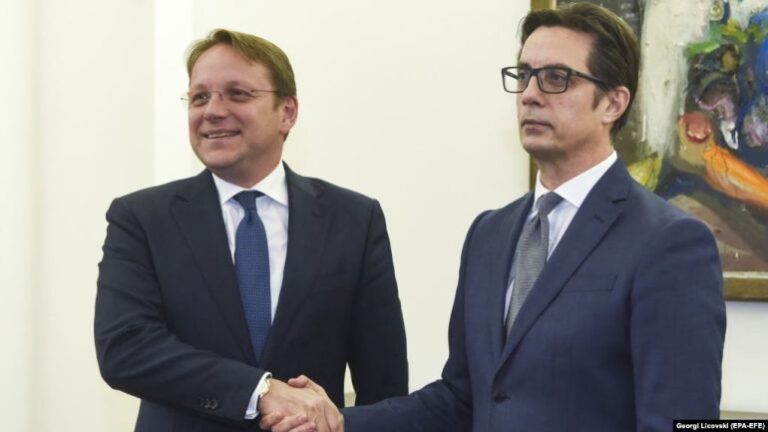 Varhelyi në Shkup: Presim nisjen e negociatave të anëtarësimit në BE