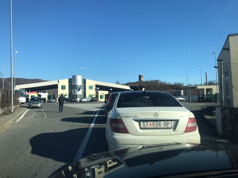 Radhë pafund në Muriqan, funksionon vetëm një pikë kalimi
